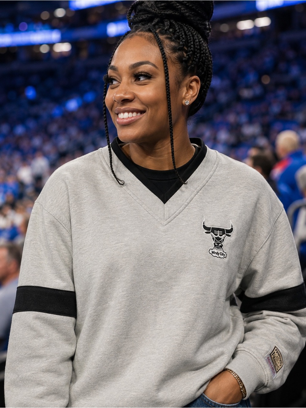 🆕 Mitchell & Ness Chicago Bulls Women’s Medium V-Neck Sweatshirt BNWT
